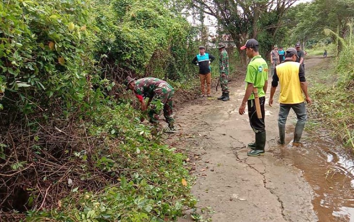 Koramil Amuntai Utara saat Bersihkan Pemukiman Warga Cegah Banjir dan DBD