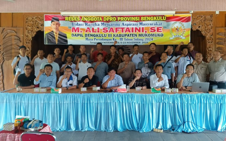 Anggota DPRD Provinsi Bengkulu, M. Ali Saftaini bersama warga saat foto bersama usai acara reses.