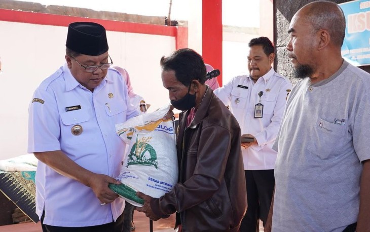 Walikota Blitar Santoso Secara Simbolis Saat Serahkan Bantuan Pangan Tahap Dua dari Bapanas RI