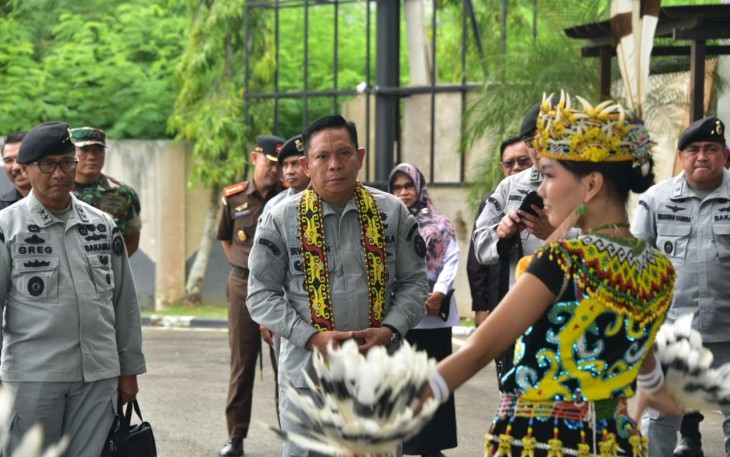 Kepala Bakamla RI saat disambut dengan pengalungan manik-manik khas Kalimantan Timur dan tarian Burung Enggang, di depan ruang transit VVIP Bandara Internasional Sultan Aji Muhammad Sulaiman,  Balikpapan, Kalimantan Timur, Rabu (24/1/2024).