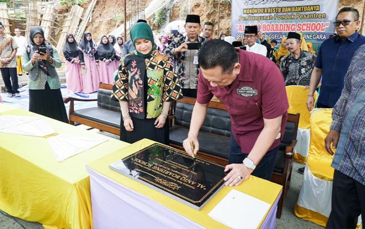 Bamsoet saat melakukan penandatanganan prasasti serta peletakan batu pertama pembangunan Pondok Pesantren Al-Aniq Boarding School di Desa Petuguran, Kecamatan Punggelan, Kabupaten Banjarnegara, Jawa Tengah, Rabu (24/1/24).