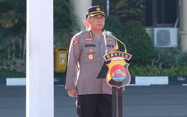 Karoops Polda Banten Kombes Pol Dedi Suhartono saat memimpin Apel Gelar Pasukan Operasi Mantap Brata 2024 bertempat di lapangan apel Polda Banten pada Kamis (08/02).
