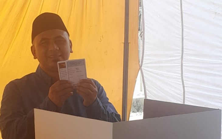 Calon wakil Gubernur Jawa Tengah Taj Yasin saat menyoblos di TPS 3 Karangmangu kecamatan Sarang Kabupaten Rembang Jawa Tengah.