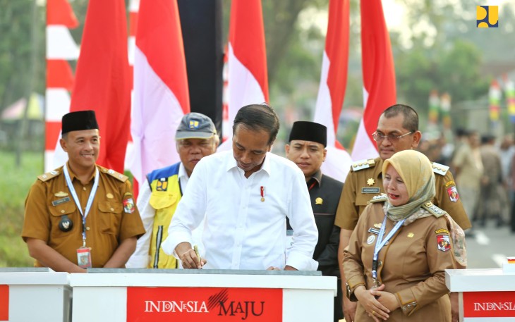 Peresmian ditandai dengan penekanan tombol sirine oleh Presiden Jokowi di ruas Keramat Teluk - Sri Widodo, Kamis (11/7).