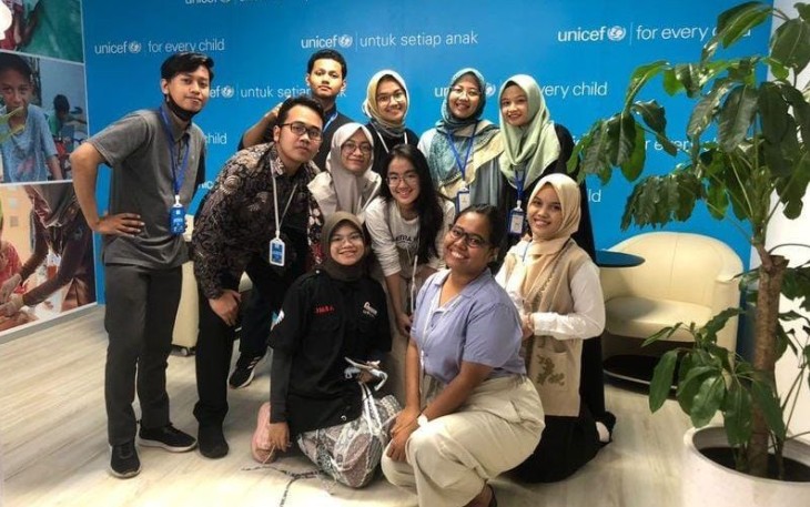 Chintya bersama Fasilitator Lainnya selepas Rapat mengenai Disaster Risk Management (DRM) Partnerships & Capacity Development Roadmap Consultations (2023)