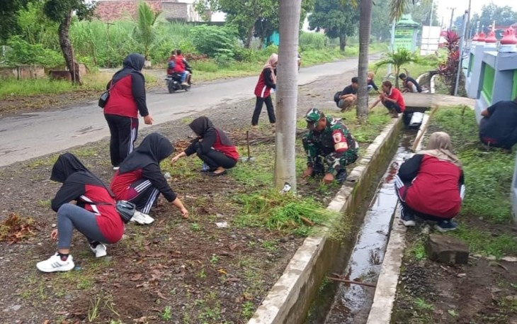Babinsa Koramil 06/Gemarang Bersama Warga saat Bersihkan Lingkungan