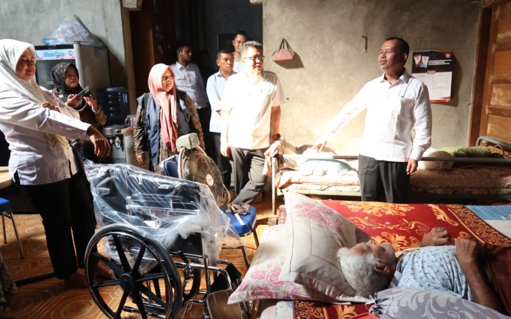 Kadis Sosial Aceh, Dr. Muslem menyerahkan bantuan kursi roda dan tongkat ketiak untuk dua warga Desa Lampulo, Banda Aceh pada Rabu, (10/1/2024)