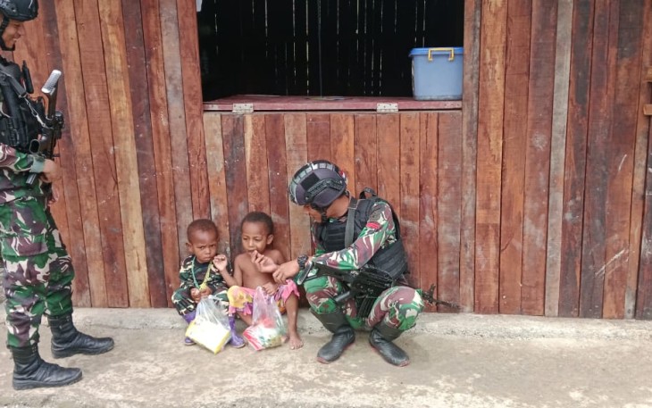 Pos Bompay Satgas Yonif 310/KK tunjukan kepeduliannya terhadap anak-anak di perbatasan RI-PNG dengan berkeliling kampung serta kunjungi SDN Bompay untuk membagikan bingkisan berupa susu dan makanan di Kampung Bompay, Distrik Waris, Kabupaten Keerom, Rabu (31/1/2024)
