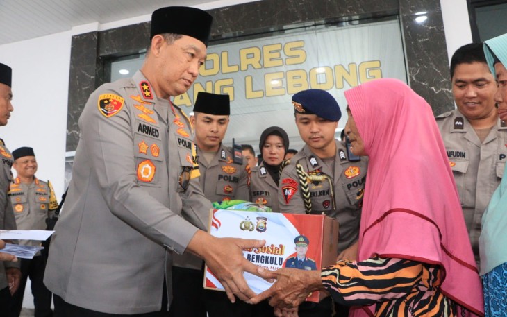 Kapolda Bengkulu Irjen Pol Drs Armed Wijaya, MH Memberikan Bantuan Sosial di Kabupaten Rejang Lebong 