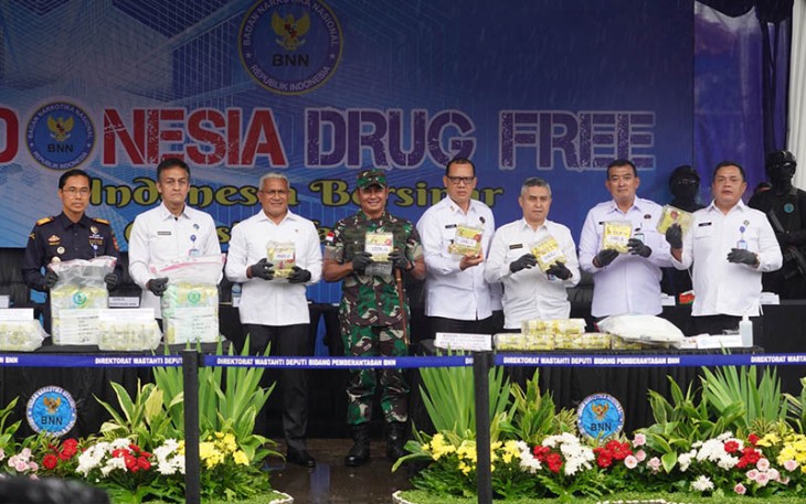 Pangdam XII/Tanjungpura saat menghadiri Press Realese dan pemusnahan barang bukti narkoba di Kantor Badan Narkotika Nasional Republik Indonesia (BNN RI), Jumat (19/1/2024) dengan total barang bukti sebanyak lebih dari 63,1 kilogram jenis sabu dan 11, 34 gram ganja sisa barang bukti dari penggagalan penyelundupan di wilayah Aceh dan Kalimantan Barat.