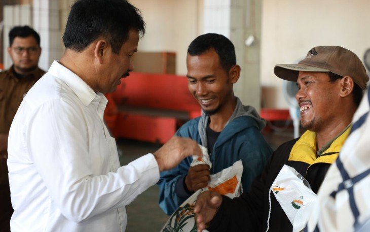 Kepala BP Batam/Walikota Batam Muhammad Rudi, saat menyalurkan bantuan pangan Cadangan Beras Pemerintah (CBP) kepada 6.178 Keluarga Penerima Manfaat (KPM) di Kecamatan Bengkong dan Kecamatan Sekupang, Senin (5/2/2024)