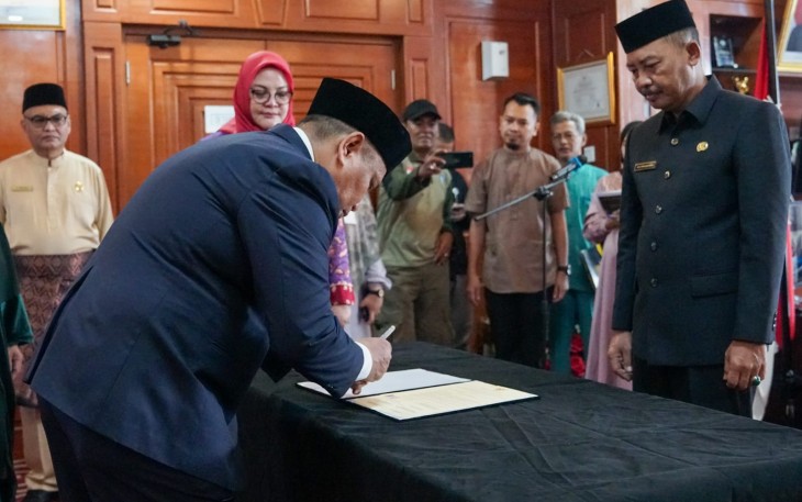 Sekdaprov Kepri saat Lantik Abdul Kholik sebagai Direktur Perumda Air Minum Tirta Kepri 2024-2029