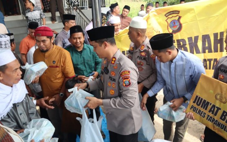 Kapolres Tapanuli Selatan (Tapsel), AKBP Yasir Ahmadi, S.I.K., M.H., membuat ngiler bagikan Nasi Bungkus saat Jumat Berkah di Masjid Al-Mukhlisin, Simbolon, Kecamatan Padang Bolak, Kabupaten Padang Lawas Utara, Sumatera