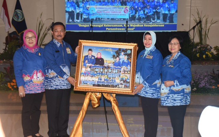 Komandan Pangkalan Utama TNI AL (Danlantamal) V Brigjen TNI Marinir Joni Sulistiawan, S. H., M. Han, menghadiri Hari Ulang Tahun (HUT) Ke- 6 Paguyuban Purnawiran Korps Wanita Angkatan Laut (PP Kowal) Tahun 2024 di Gedung Balai Prajurit K.G.P.H. Moeljono Poerbo Nagoro Puspenerbal, Juanda Surabaya, Senin (08/01/2024)