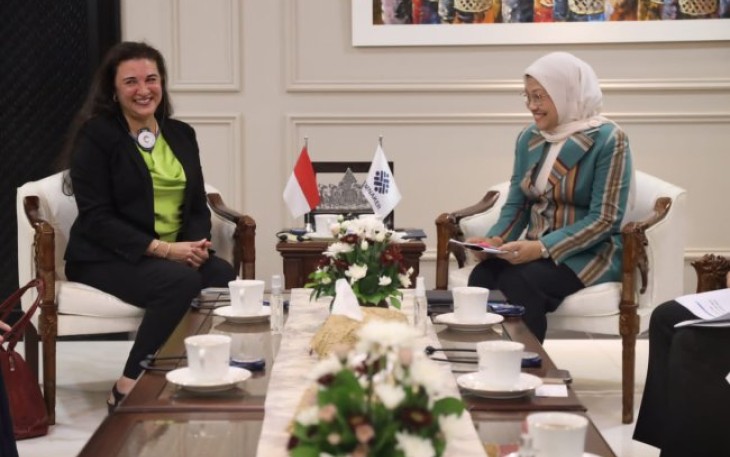 Menteri Ketenagakerjaan Ida Fauziyah saat melakukan pertemuan dengan Director International Labour Organization (ILO) for Indonesia and Timor Leste, Simrin Singh, di Kantor Kemnaker Jakarta, Kamis (22/02)