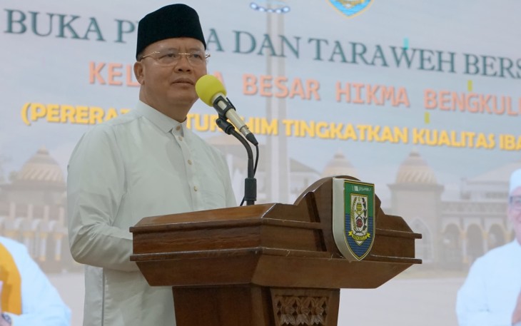 Gubernur Bengkulu Rohidin Mersyah berbuka puasa dan tarawih bersama Himpunan Keluarga Manna (HIKMA), bertempat di Balai Raya Semarak Bengkulu, Minggu (24/3)