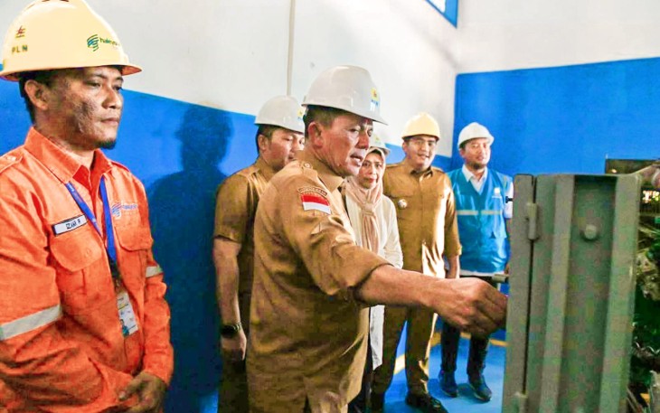 Gubernur Ansar saat meresmikan nyala listrik 24 jam di Desa Dendun, Mantang, Kabupaten Bintan, Senin (05/02). 