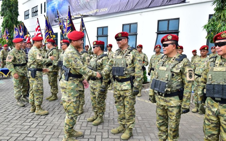Kepala Staf TNI Angkatan Laut (Kasal) Laksamana TNI Dr. Muhammad Ali memimpin penyematan Brevet Kehormatan Komando Pasukan Katak (Kopaska), kepada delapan orang Perwira Tinggi TNI AL, bertempat di Pusat Komando Pasukan Katak (Puskopaska), Surabaya, Minggu (25/02)