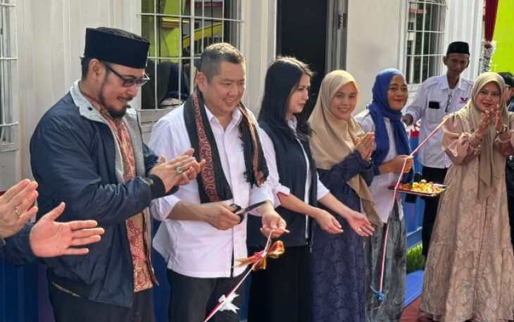 Istri capres nomor urut 3 Ganjar Pranowo, Siti Atikoh Supriyanti saat bersilaturahmi ke pondok pesantren (Ponpes) KHAS Kempek dan Buntet dalam safar politik di Cirebon, Jawa Barat, pada Selasa (30/1/2024).