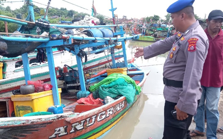 Petugas Ditpolairud Polda Banten saat menunjukan kapal yang dipakai para korban.