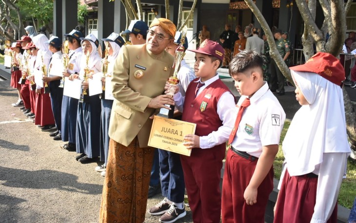  Penyerahan trofi kepada pelajar berprestasi saat acara launching Gerakan Karanganyar Menginspirasi, Kamis (2/5/2024), di halaman Setda Karanganyar