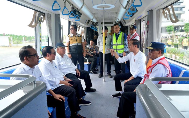 Presiden Joko Widodo saat mencoba kendaraan otonom di IKN, Selasa (13/8)