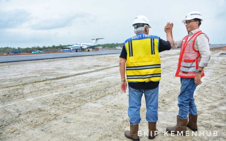 Menhub Budi Karya Sumadi bersama Menteri PUPR Basuki Hadimuljono saat meninjau uji coba bandara IKN 