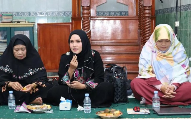 Ketua Bhayangkari Cabang Tapsel, Ny Meylinda Yasir Ahmadi, dan Ibunda dari Kapolres Tapsel, Hj Farida Hanum Matondang, saat pengajian rutin bulanan Bhayangkari Cabang Tapsel