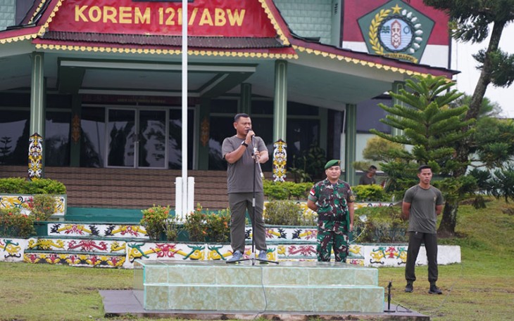 Danrem 121/Abw Brigjen TNI Luqman Arief, S.I.P., saat memimpin apel pagi di Makorem 121/Abw, Jl. Pangeran Kuning, Sintang, Kalimantan Barat, Selasa (02/01/2023). 