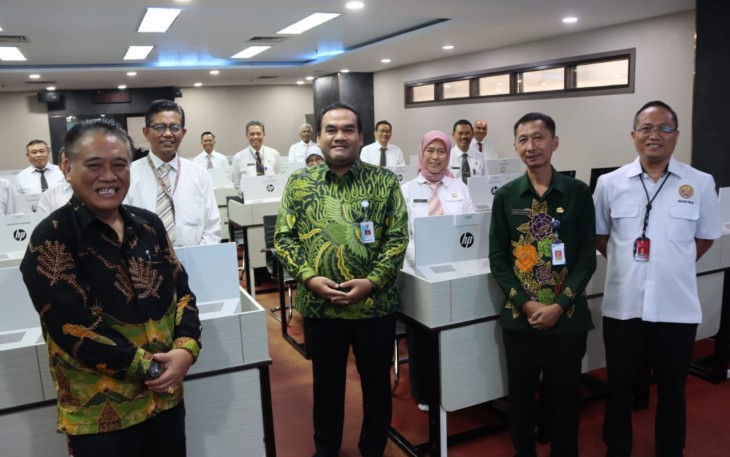 Peserta JPT saat berpose dengan Bupati Blora Arief Rohman (tengah) beserta jajaran di gedung TNCC Mabes Polri.