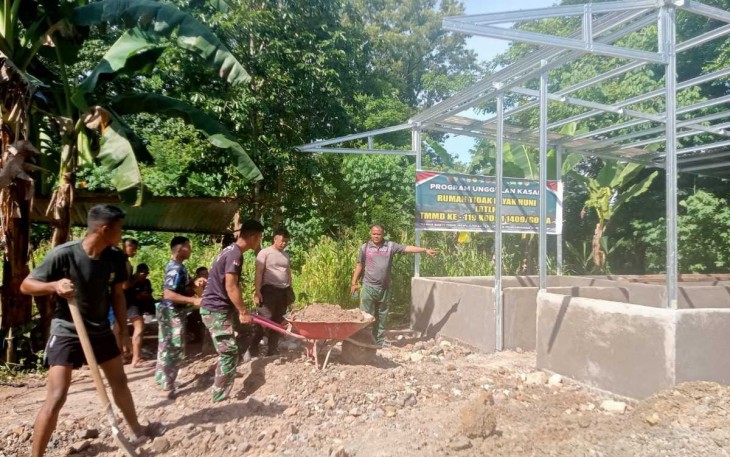 Anggota Satgas TMMD ke-119 saat Bergotong-royong Kerjakan RTLH di Desa Panaikang