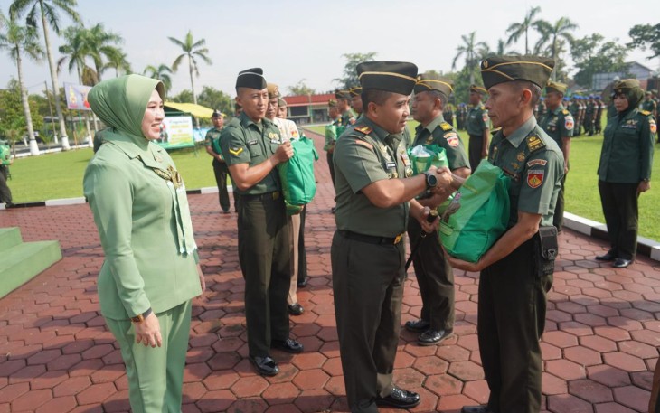 Danrem 071/Wijayakusuma Kolonel CZI Mohammad Andhy Kusuma, S.Sos., M.M., M. Han, memimpin distribusi sembako kepada para prajurit dan PNS Korem 071/Wijayakusma dan Balakajudam IV/Diponegoro yang berada di jajaran Korem 071/Wijayakusuma