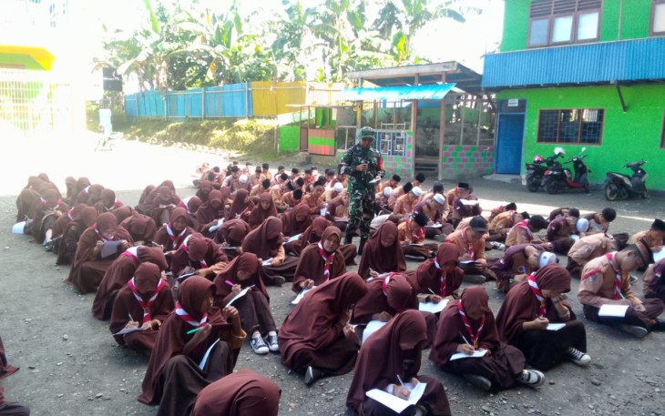 Babinsa Koramil 02/Timika Berikan Wasbang dan Latihan PBB di SMP Cordova