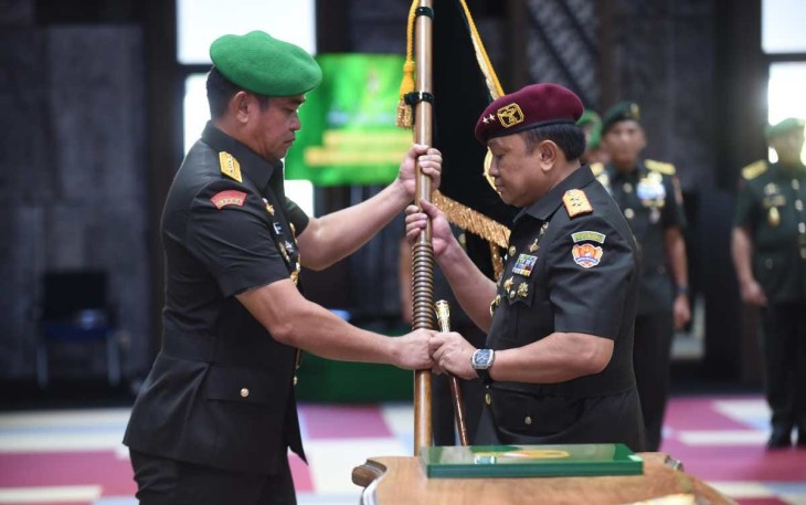 Kasad saat memimpin Sertijab sekaligus menerima Laporan Korps Kenaikan Pangkat Perwira Tinggi (Pati) TNI AD, di Aula Jenderal besar A.H. Nasution, Markas Besar Angkatan Darat (Mabesad), Jakarta, Kamis (22/2/2024).