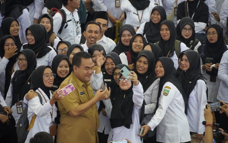 Caption: Bupati Blora Arief Rohman memimpin apel netralitas ASN menghadapi Pilkada 2024 di GOR Mustika Blora.