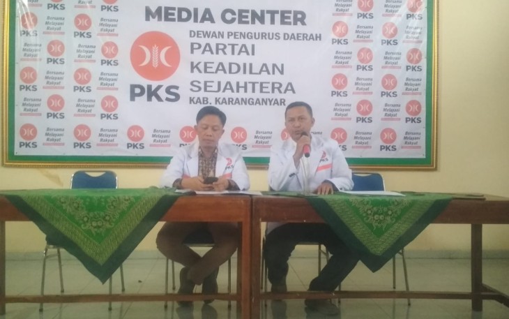 Ketua dan Sekretaris DPD PKS Karanganyar, Anwar Susilo dan Darwanto, saat memberikan keterangan dalam konferensi pers terkait penjaringan bakal calon bupati dan wakil bupati, di Media Center PKS Karanganyar, Kamis (16/5/2024)