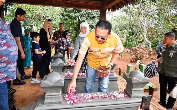 Ketua MPR RI sekaligus Wakil Ketua Umum Partai Golkar Bambang Soesatyo bersama Ibunda dan keluarga ziarah ke makam ayahanda, S.E Prijono, di pemakaman Joyokusomo, Salatiga, Jawa Tengah. Dilanjutkan silaturahmi dengan keluarga besar ayahnya dari Salatiga, Mbah Bani Moelyo Redjo