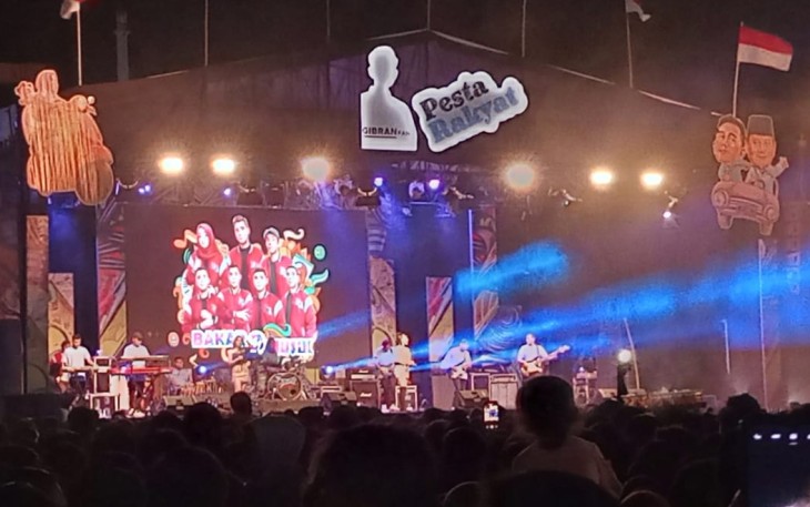 Relawan Gibran Fans menggelar acara pesta rakyat konser musik dangdut di Alun-alun Karanganyar, Jumat (12/01/2024) malam.