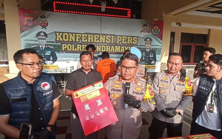 AKBP M Fahri Siregar didampingi Kasat Narkoba Polres Indramayu saat konferensi pers di Mapolres Indramayu, Selasa (11/6/2024).