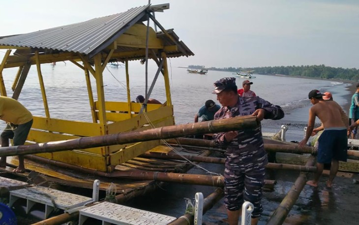 Babinpotmar Lanal Banyuwangi Bantu Nelayan Tarik Rumah Apung ke Pinggir Pantai