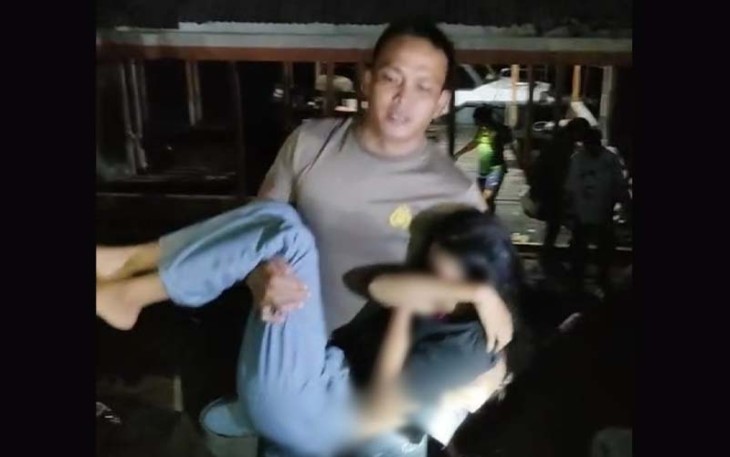 aksi heroik Bripka William Gastelly, Kanit Dalmas Sat Samapta Polres Sekadau saat menyelamatkan korban.