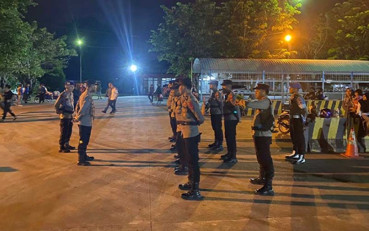 Anggota Polres Bintan saat bersiaga kawal Logistik Pemilu ke Tambelan