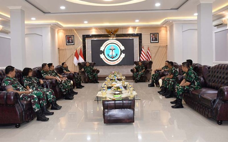 Danlantamal VI saat Terima Audensi Tim Audit Kinerja Itjen TNI di ruang rapat Kajaolalido Mako Lantamal VI, Jumat (16/02/2024).
