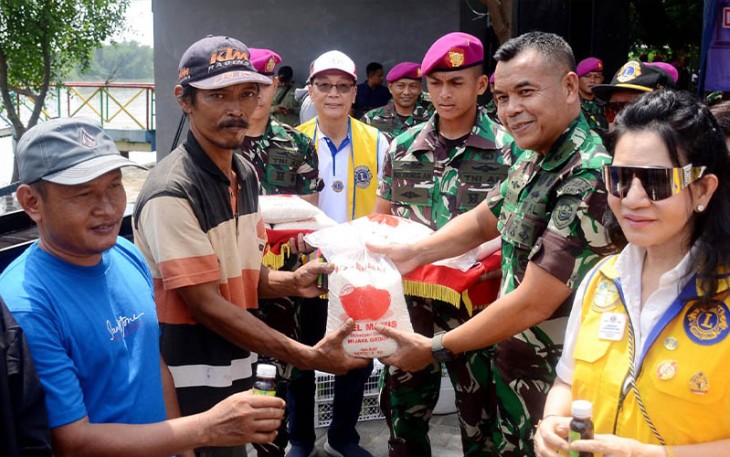 Bakti Sosial dilaksanakan di Kampung Bahari Nusantara Pasmar 2 Dusun Tlocor, Desa Kedungpandan, Jabon, Sidoarjo, Minggu (25/02).