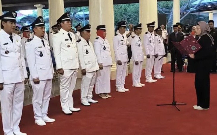 Bupati Indramayu Nina Agustina saat Mengukuhan Perpanjangan Masa Jabatan 167 Kuwu Kabupaten Indramayu