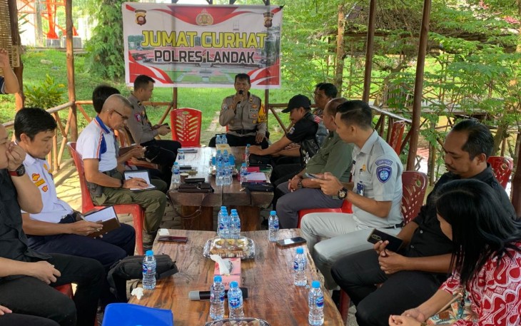 Polres Landak Melaksanakan Kegiatan Jumat Curhat di Gazebo 