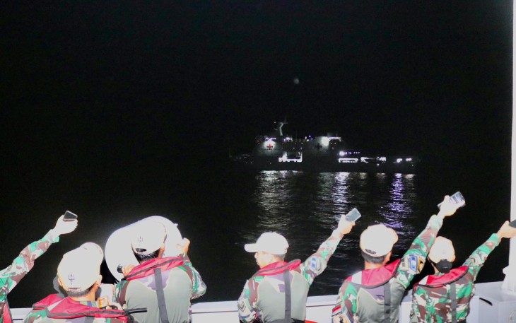 2 KRI TNI AL saat Lakukan Passing di Samudera Hindia 