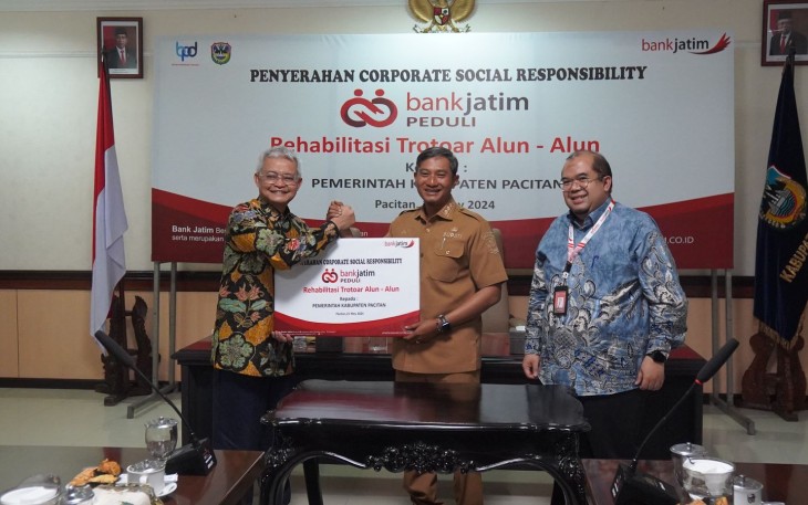 Bank Jatim saat Serahkan CSR kepada Pemerintah Kabupaten Pacitan.