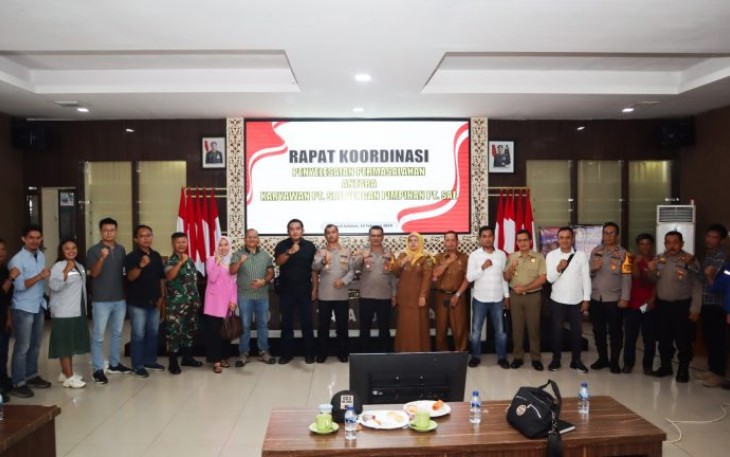 Foto Bersama saat memediasi konflik antar PT SAE dan Karyawan.