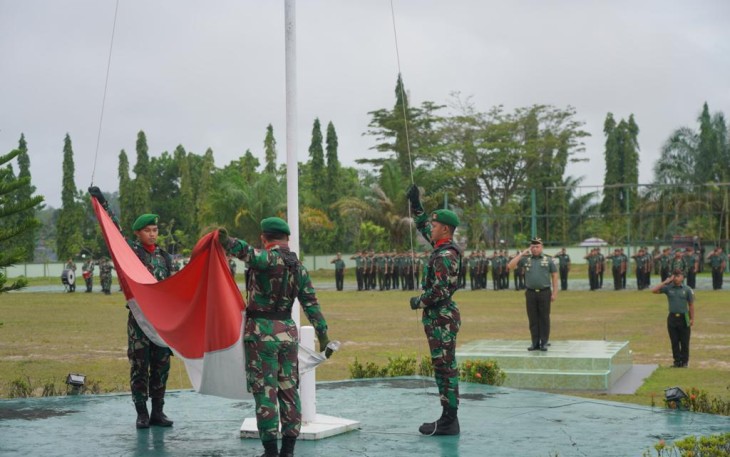 Korem 121/Abw menggelar upacara bendera